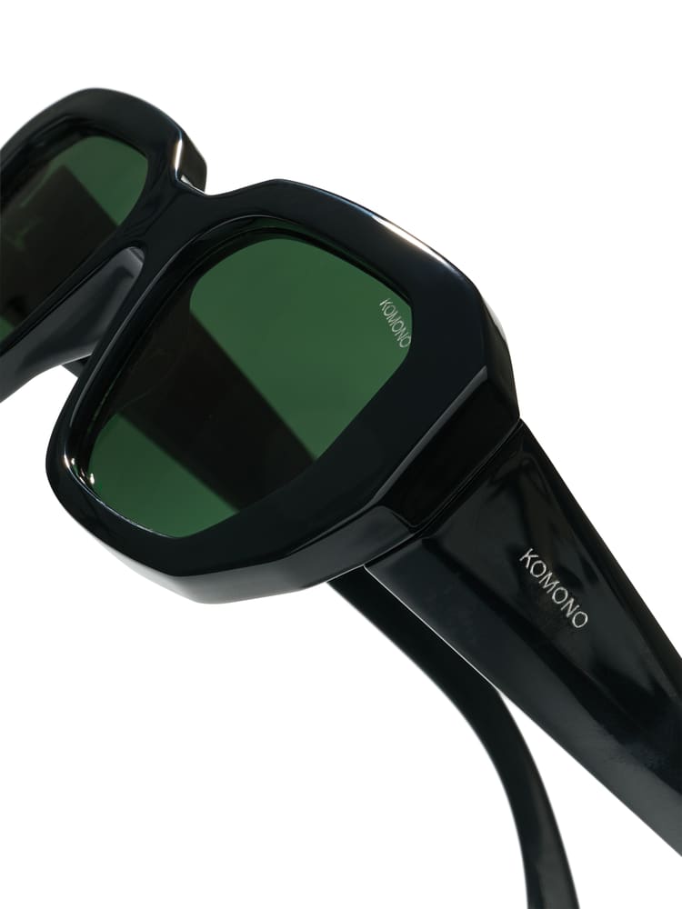 Schwarze Sonnenbrille mit grünen Gläsern im Detail
