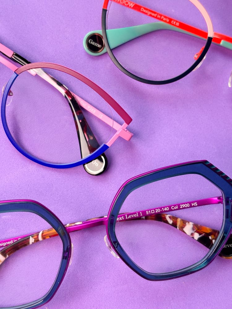 Farbenfrohe Fassungen in Pink, Blau und Petrol