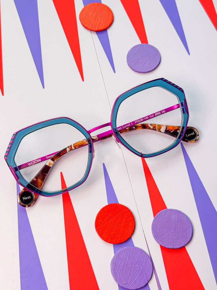Geometrische Fassungen in Blau und Violett