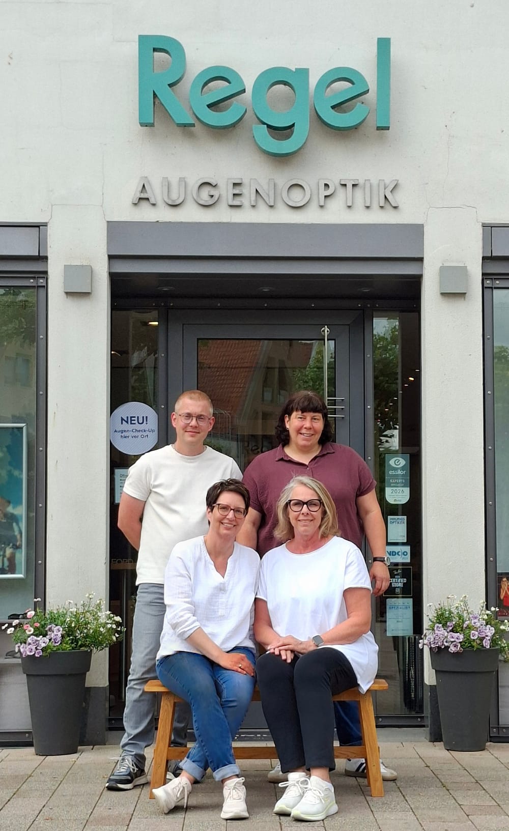Das Team von Regel Augenoptik vor dem Geschäft in Bad Salzuflen